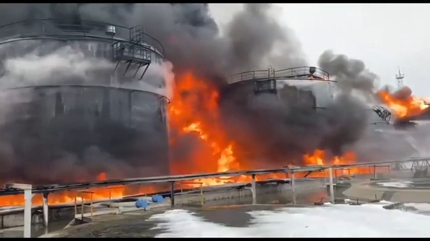 Video: V Rusku hoří po zásahu ukrajinským dronem zásobníky pohonných hmot